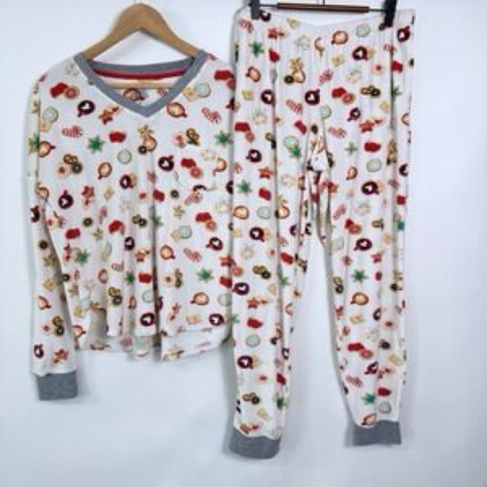 Cuddl Duds Cream Pajama Set with Holiday Christmas Print